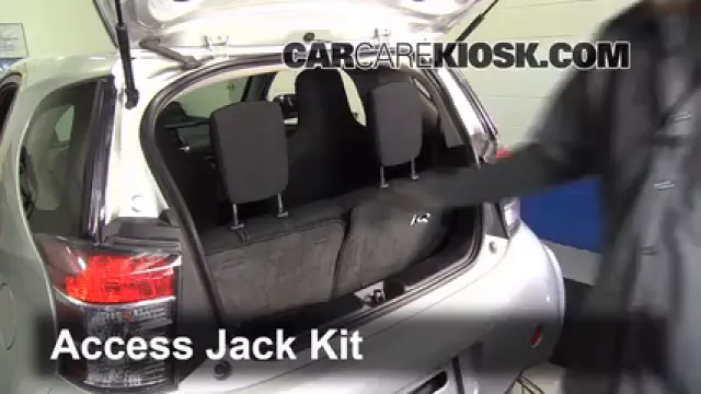 2012 Scion iQ 1.3L 4 Cyl. Pneus et roues Changer un pneu crevé